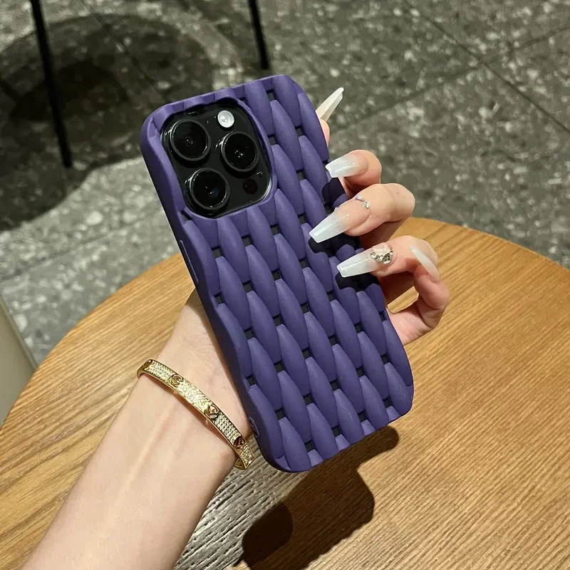 时尚简约麻花纹适用苹果16promax手机壳透气iPhone14防摔13保护套