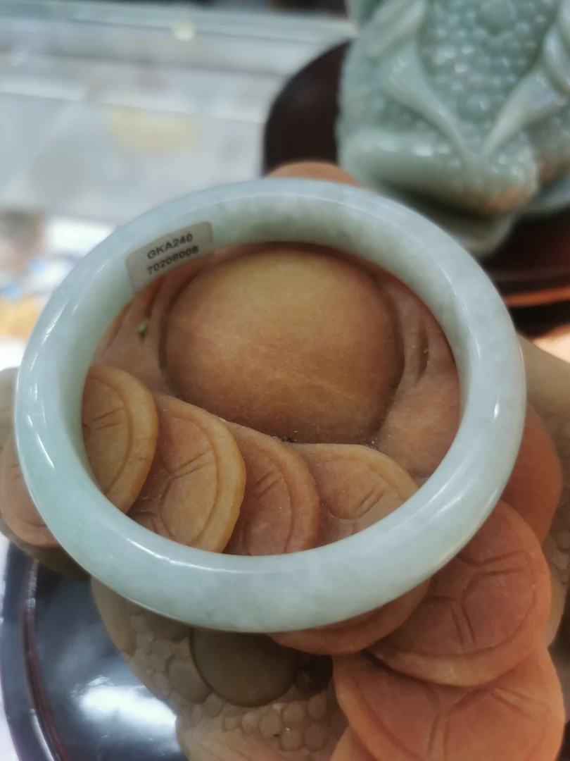 冰底绿翡翠手镯翡翠手镯。