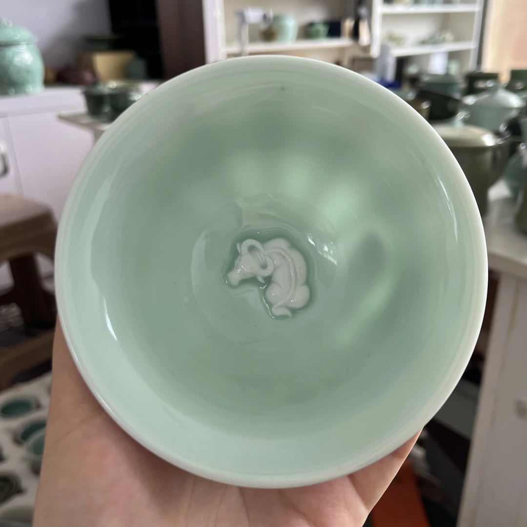 牛莲瓣碗 粉青色 官字底款