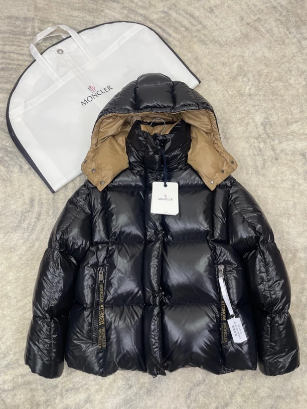 全新未使用 MONCLER parana多库存黑金女款连帽亮面羽绒服-50429