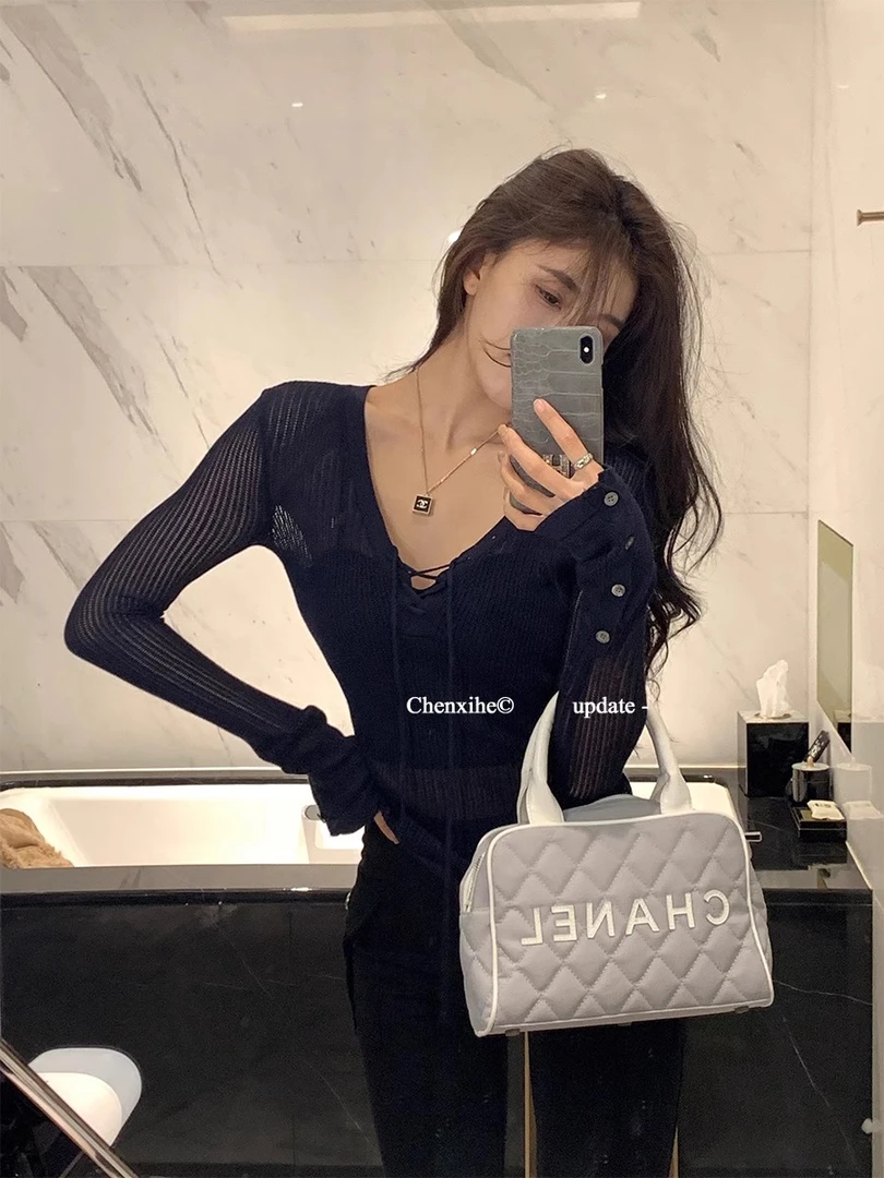 何晨曦 100莱赛尔v领微透网眼针织上衣女长袖打底衫内搭TM09704