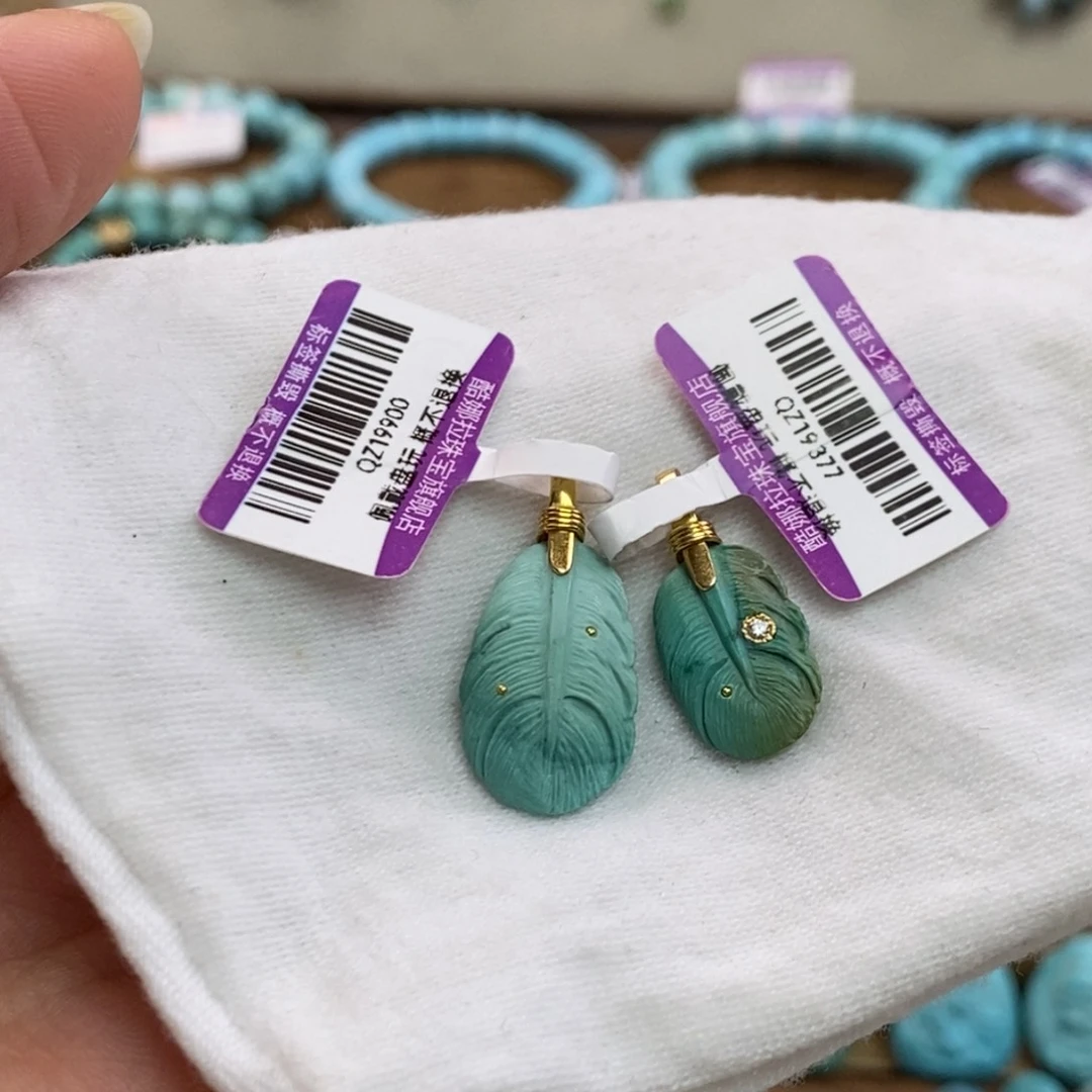 绿松石雕刻件18K金镶嵌楽****?