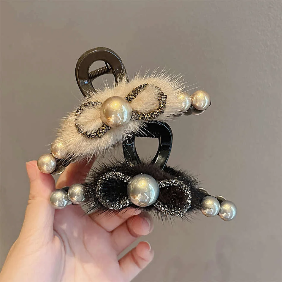 毛绒珍珠抓夹发夹女2025新款后脑勺高端大号高级感秋冬鲨鱼夹头饰