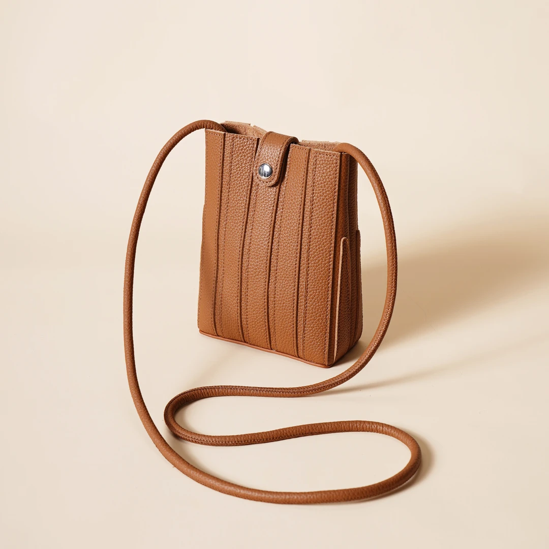 岩牛时尚百搭女士简约单肩休闲复古潮流头层牛皮竖款小包包YN3111