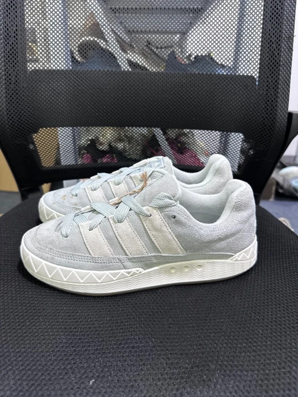 40码/阿迪达斯板鞋/9新/无原盒/鞋面污渍