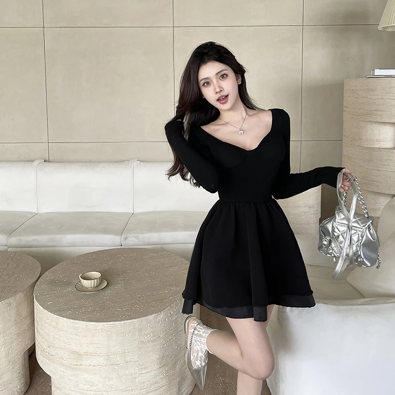 纯欲风V领黑色短款连衣裙女春季新款赫本风收腰显瘦a字复古小黑裙