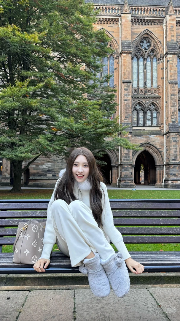 娇养千金 松弛感大毛领白色拉链连帽毛衣女高腰休闲阔腿裤两件套