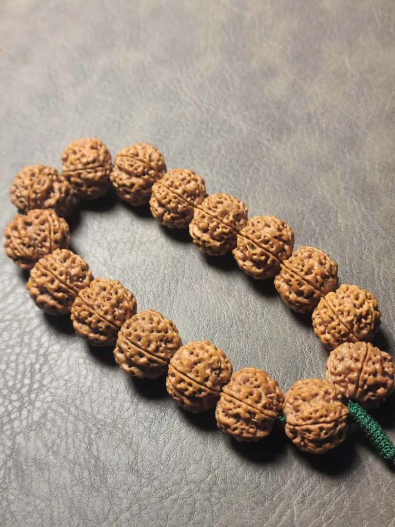 高端品质梁产区大金刚菩提男士文玩手串，原皮原色蜂窝双龙梅花底。