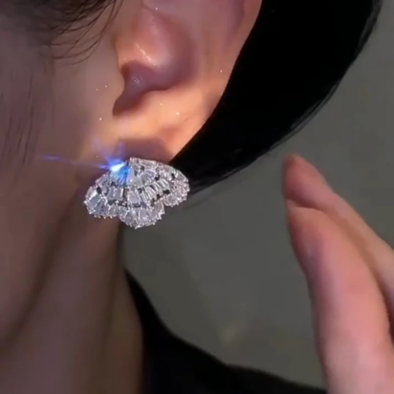 铜合金合成锆石耳饰 小众设计感轻奢精致满钻蝴蝶耳钉女百搭耳环