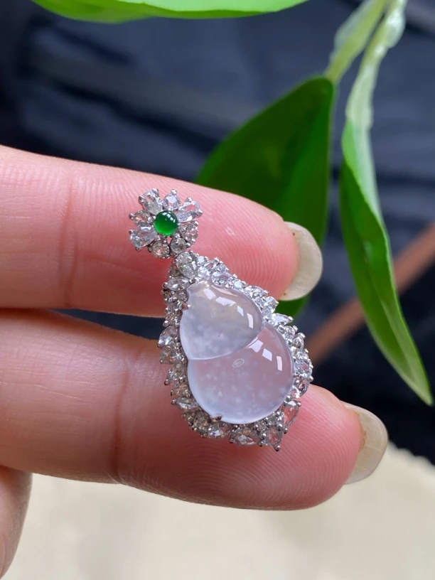 18k金镶嵌天然缅甸翡翠葫芦