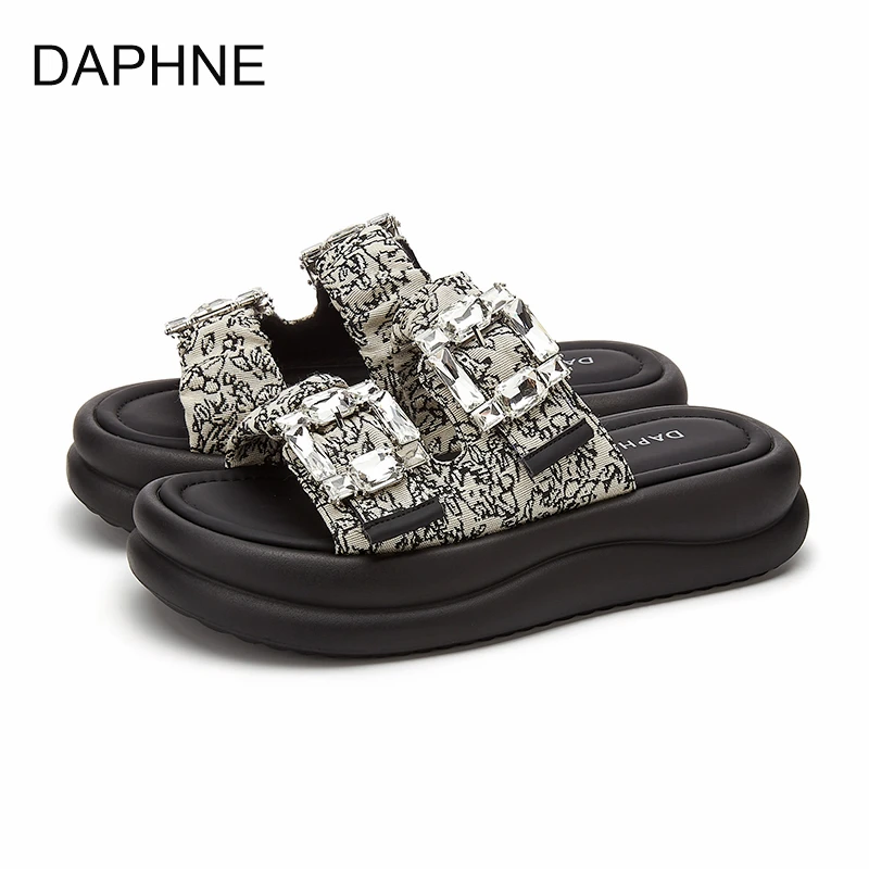 达芙妮拖鞋女2025新款夏季钻扣一字凉拖网红外穿平底防滑露趾凉鞋