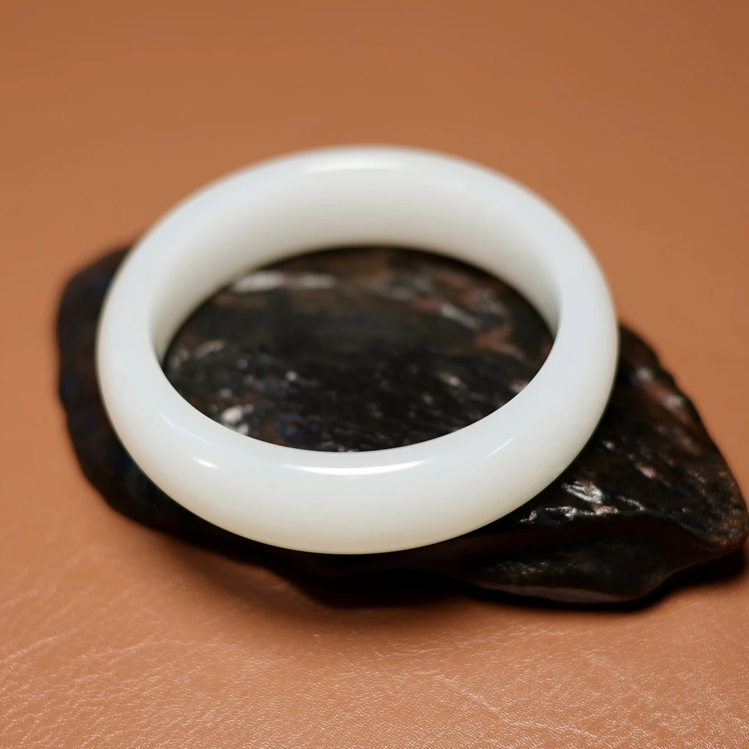 秋会长的和田玉新疆天然白玉手镯且末料女士镯子56mm圈口白色珠宝