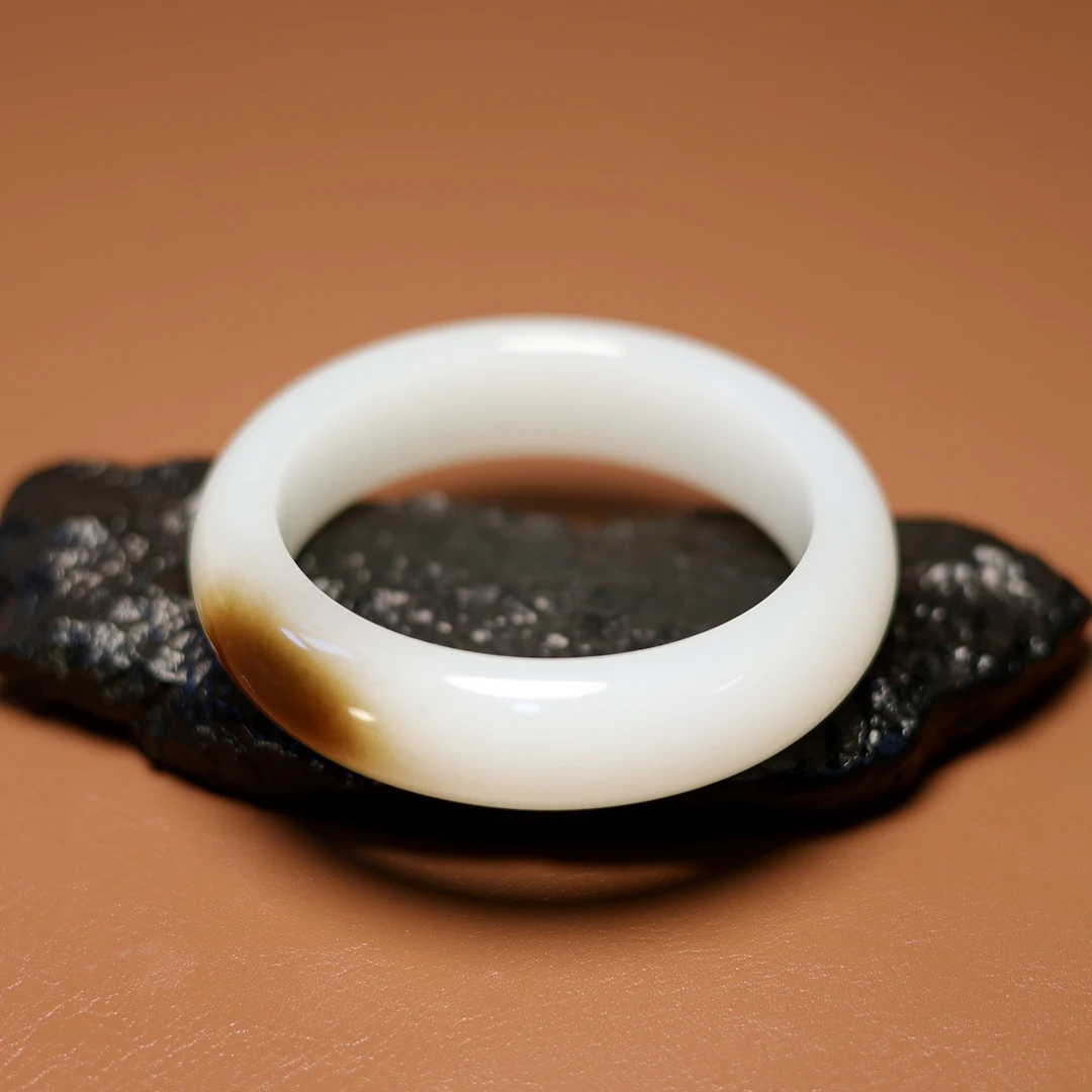 秋会长的和田玉新疆天然糖白玉手镯且末料女士镯子54.5mm圈口白色