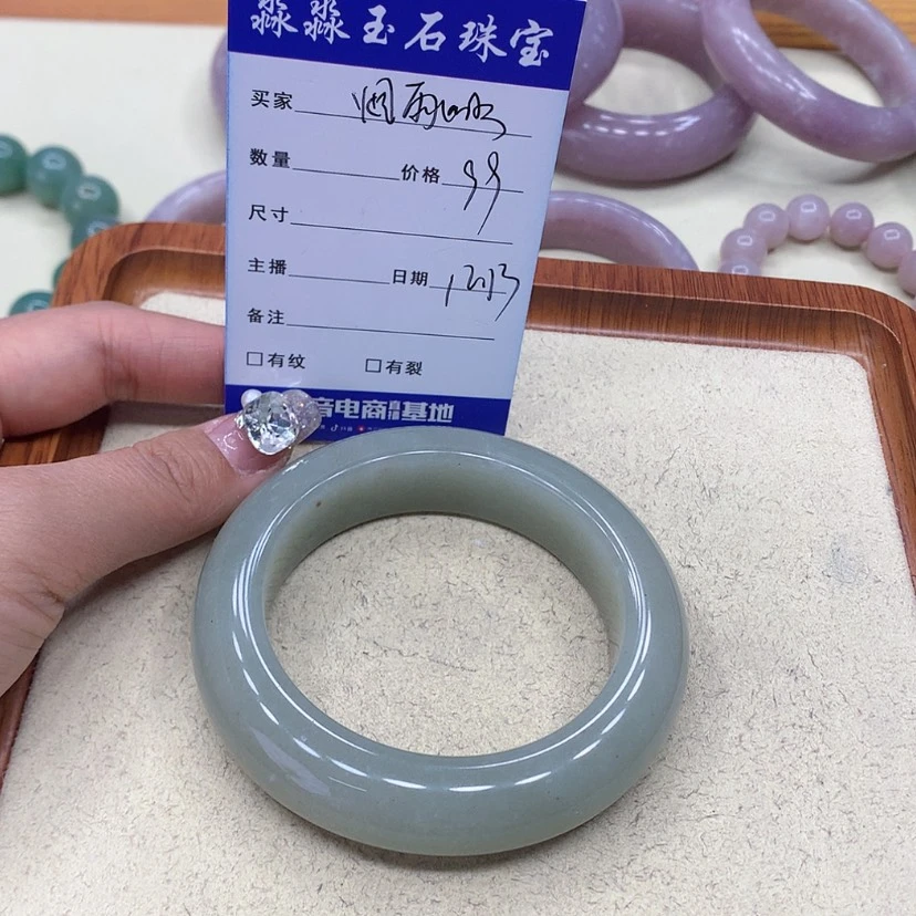 【闪购商品】石英质玉手镯未镶嵌烟**梦