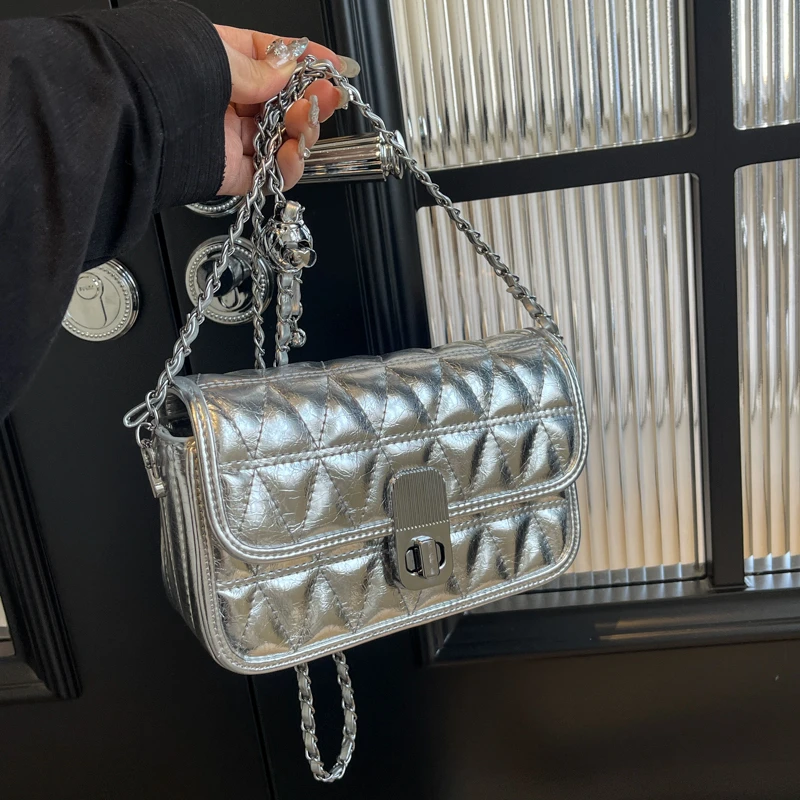 网红银色斜跨小包包女士2024夏季新款是洋气小香风菱格链条单肩包