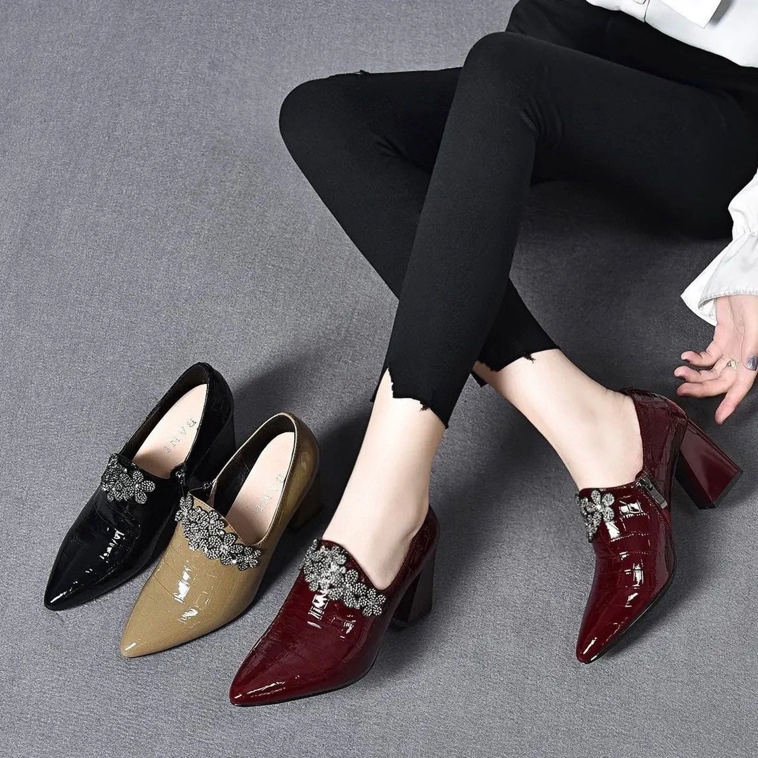 真皮深口尖头粗跟单鞋女2024年春秋新款压花漆皮时尚百搭烫钻女鞋