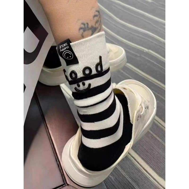 欧货袜子女秋冬新款小众中筒袜黑白条纹字母ins潮网外穿堆堆袜