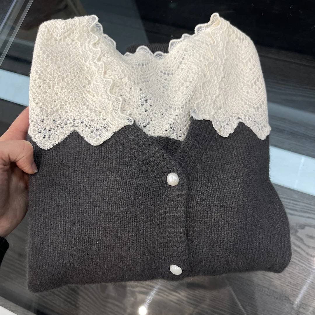 /秋末/V领气质钩花蕾丝拼接丝绒小衫2023秋新女人味撞色上衣Z819