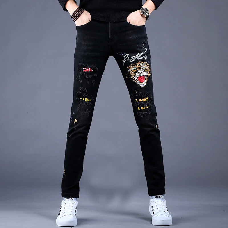 新款男士刺绣牛仔裤男潮牌秋冬休闲高端修身小脚破洞潮流裤子百搭