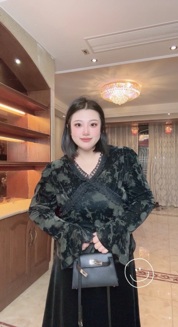 多禧家-辣妹气质泡泡袖V领小众设计感木耳边丝绒打底衫女蕾丝花边