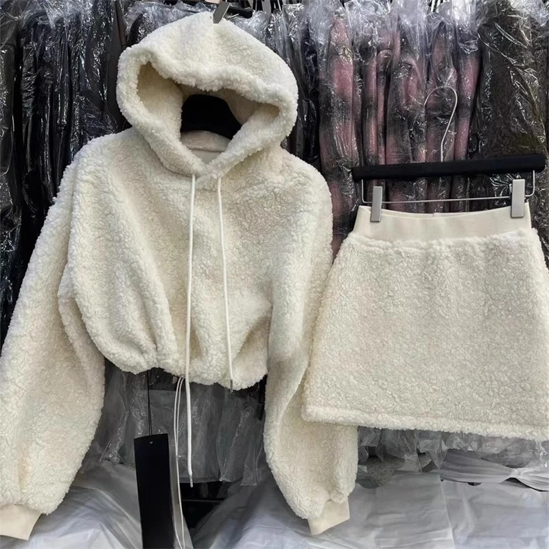 2024秋冬法式纯欲辣妹风奶呼呼羊羔绒连帽卫衣高腰包臂短裙两件套