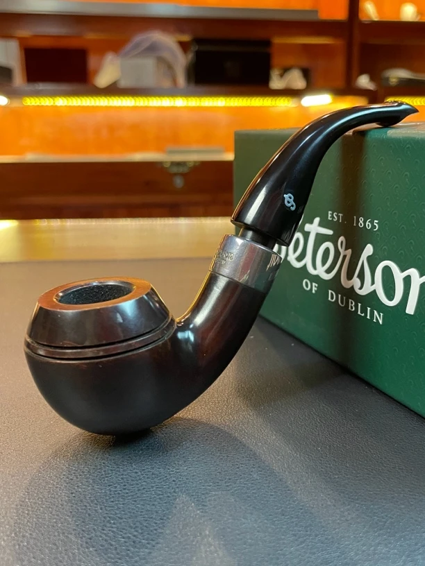 爱尔兰彼得森2024年度斗深色光面限量石楠木烟斗内径20.7斗深38.3