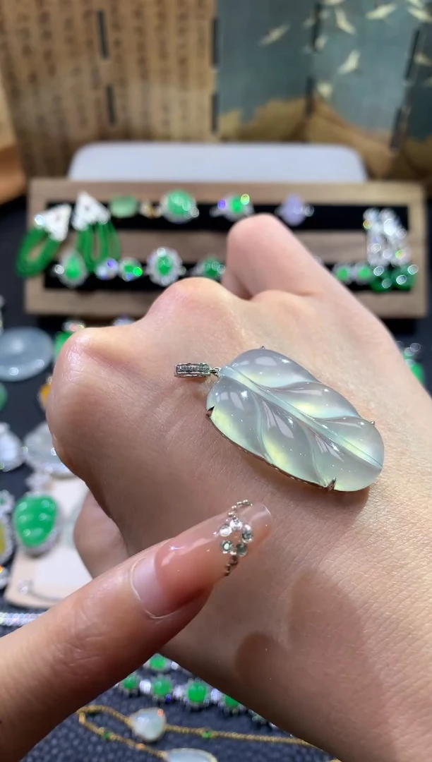 【闪购商品】翡翠吊坠(不含链)18K金镶嵌叶子3500