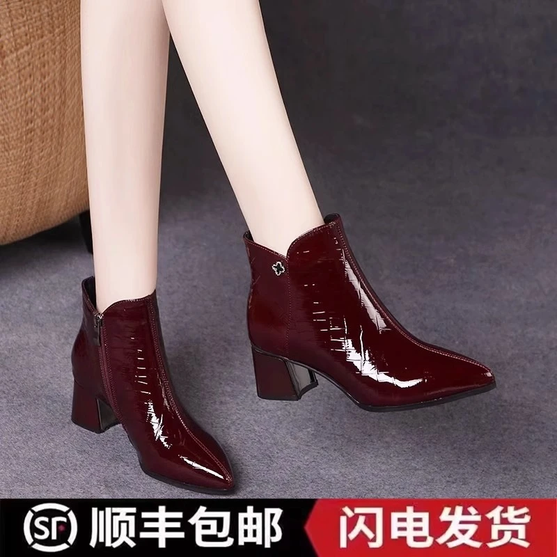 漆皮短靴女2024秋冬新款洋气尖头粗跟单靴5厘米中跟不累脚马丁靴