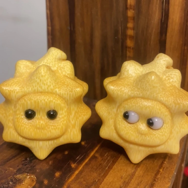 竹雕摆件《榴莲娃娃》