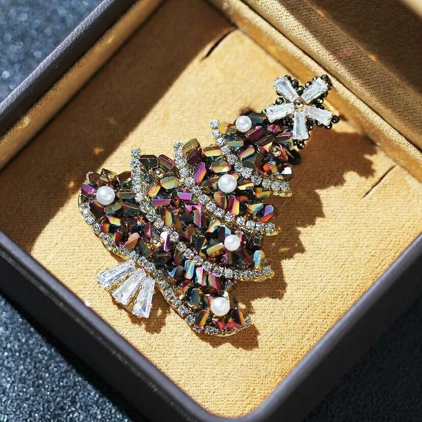 铜合金合成锆石胸针 01161小众设计镶嵌锆石圣诞节圣诞树百搭胸针