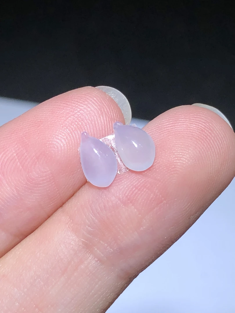 翡翠桃子(编号LHXX)尺寸约为:7.5*4.0*2.9mm
