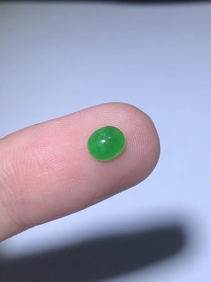 翡翠蛋面(编号LH)尺寸约为:5.3*4.5*1.8mm