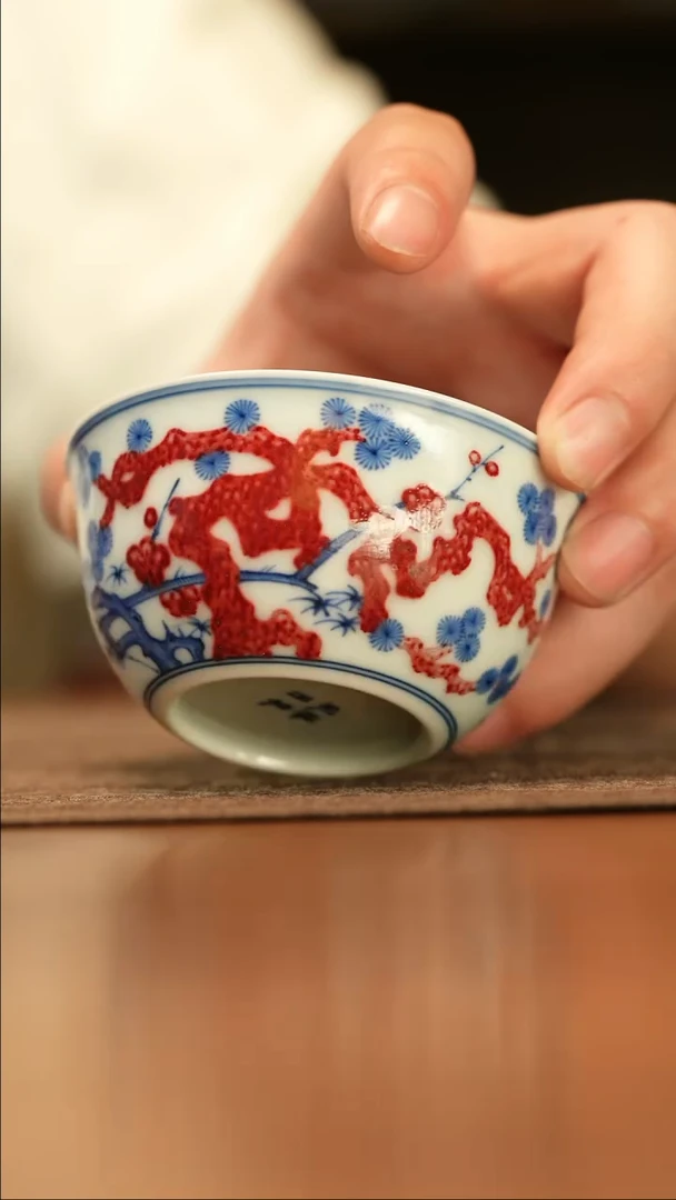 【闪购商品】林泉风月仿明青花釉里红松竹梅卧足杯