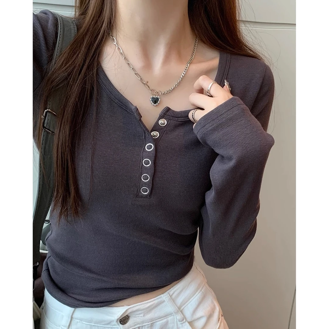 正肩长袖t恤女装辣妹早春爆款上衣设计感纽扣修身气质螺纹打底衫