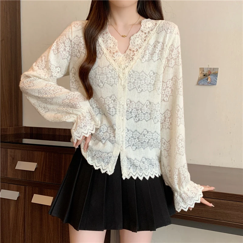 蕾丝钩花喇叭袖打底衫女装法式V领花边拼接镂空长袖小衫显瘦上衣