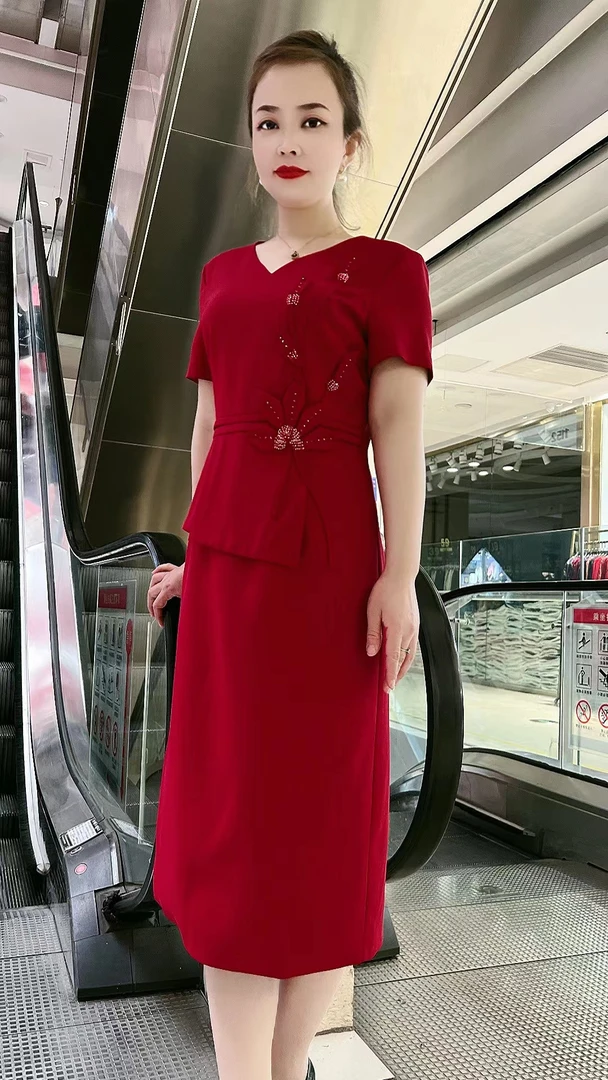 依诺 88816连衣裙显瘦气质小个子时尚结婚修身新娘酒红色轻奢