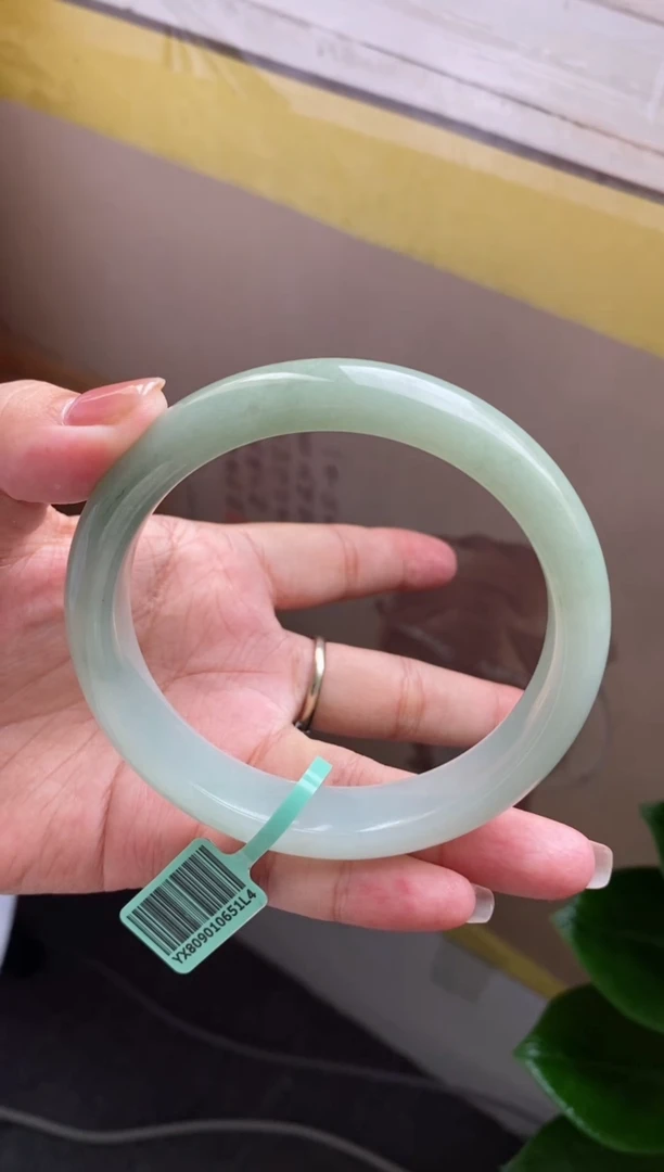 【闪购商品】翡翠手镯未镶嵌(十星强推)60~61圈口7号有纹
