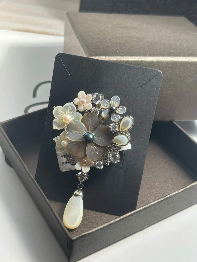 合金仿珍珠胸针 时尚百搭必备轻奢精致仿珍珠满钻金色高档胸针