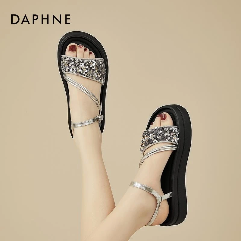 达芙妮平底凉鞋女款夏季2025新款仙女风配裙子软底夏天一字带女鞋