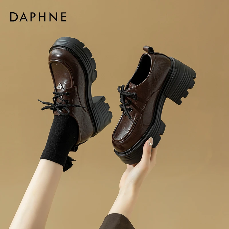 达芙妮英伦小皮鞋女2025新款秋季增高厚底松糕鞋棕色乐福鞋单鞋子