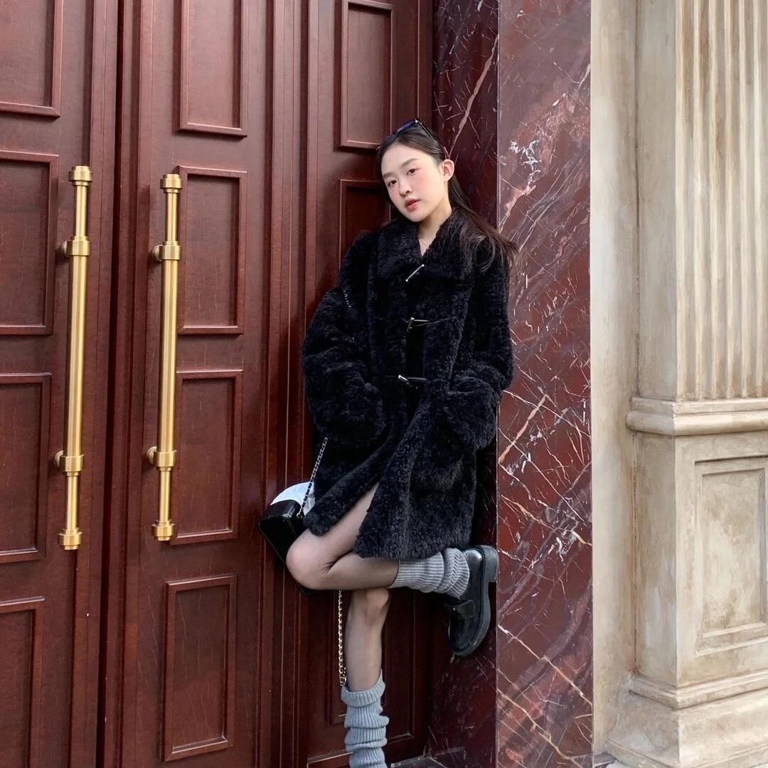 崔星星【留洋千金】气质翻领牛角扣复合一体中长款毛毛外套