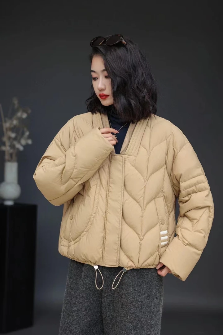 2024新款上新时尚百搭V领三杠口袋90白鸭绒外套女
