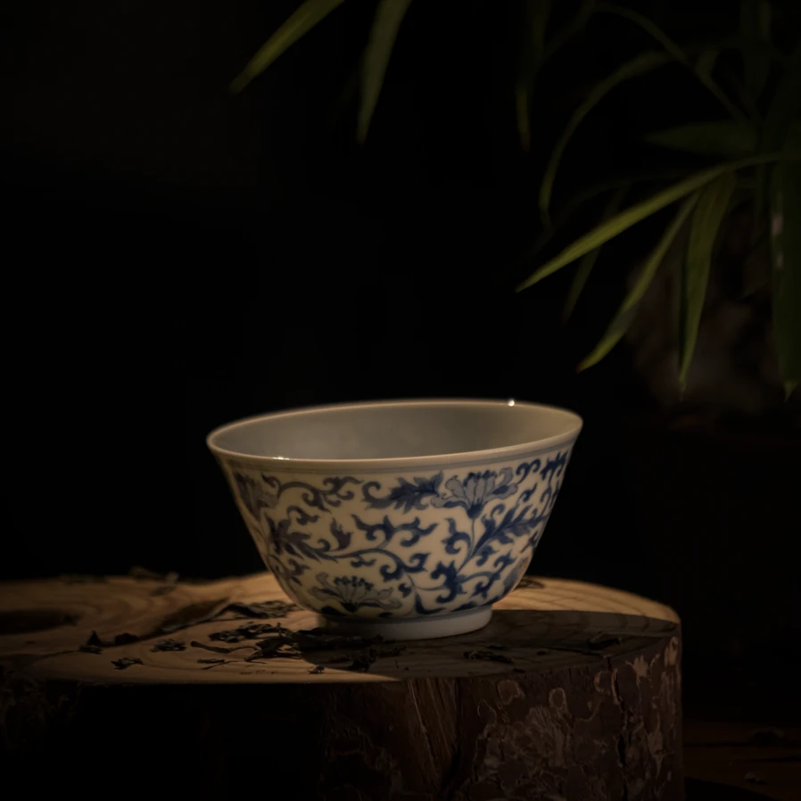 赏瓷观窑 青花穿枝西番莲纹敞口杯