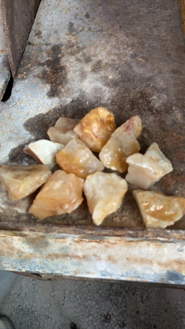老挝北部原石，自己做手串，小件的可以拍些，寄货随机寄十个。