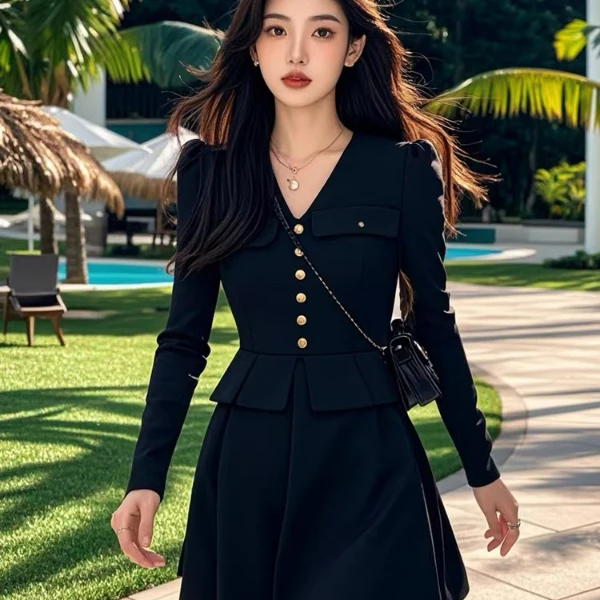 黑色连衣裙秋装女2024年新款收腰显瘦气质设计感单排扣V领短裙子
