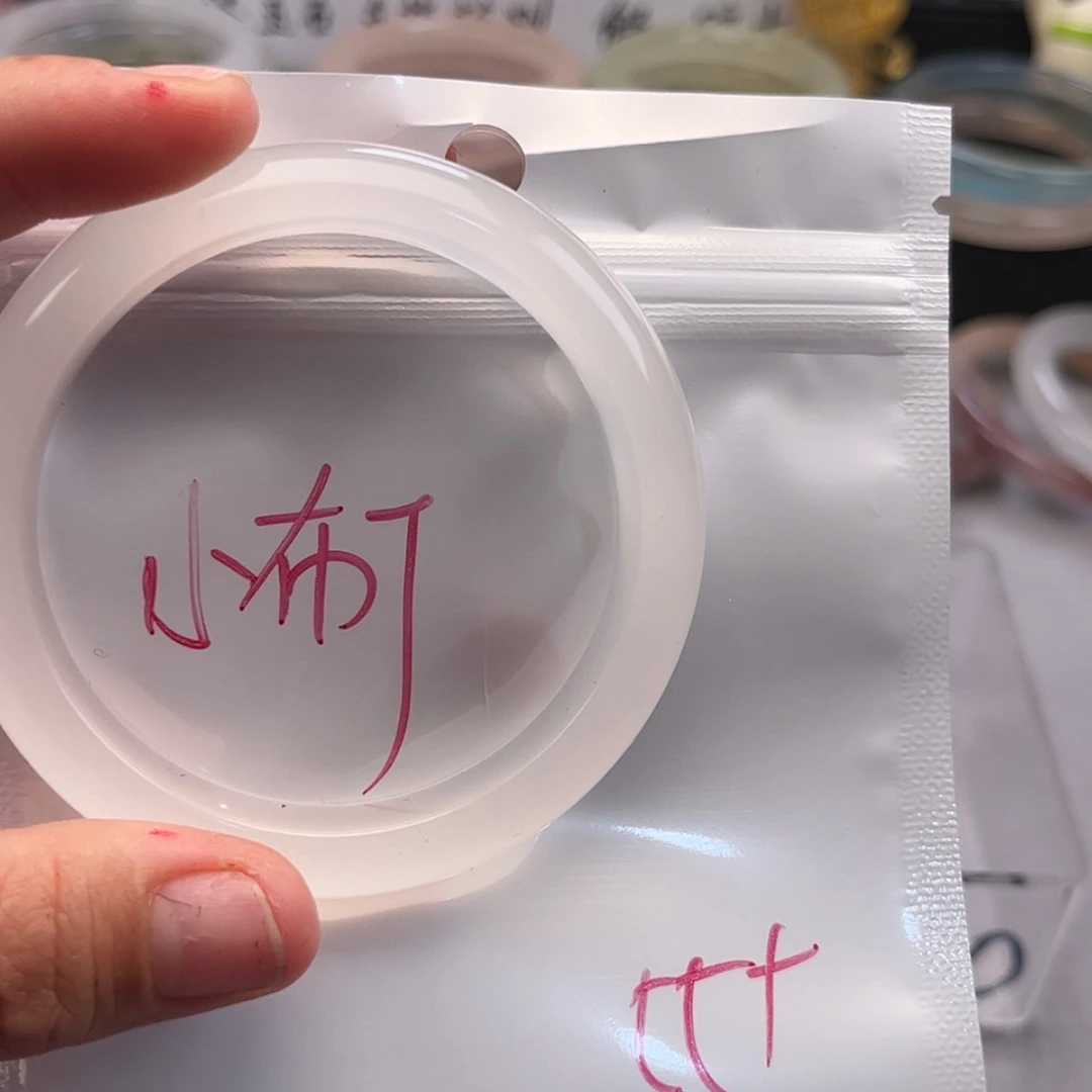 【闪购商品】石英质玉手镯未镶嵌小**?