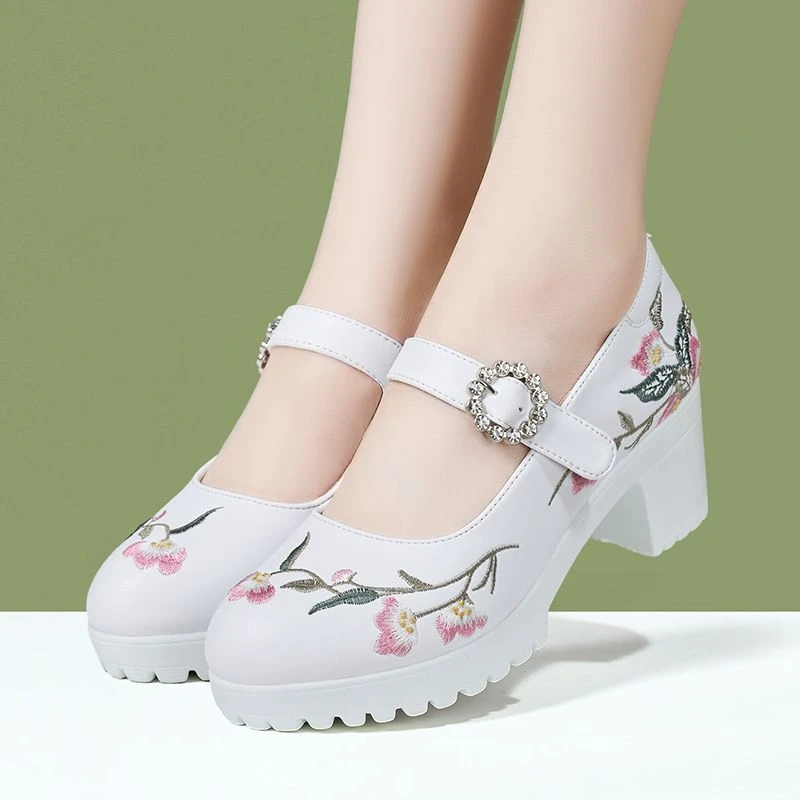 民族风中年圆头妈妈鞋软底走秀高跟鞋女粗跟厚底百搭刺绣汉服鞋子