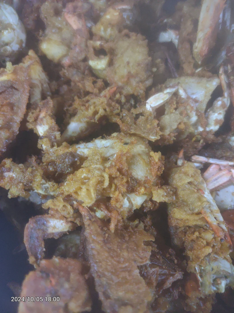 油炸肥美梭子蟹香酥入骨，脆香鲜付炸两便
