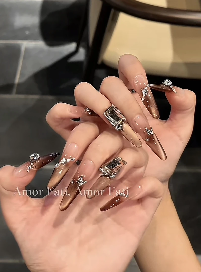 纯手工穿戴甲美甲新款细狗长尖高级爆闪咖色方钻渐变斜边堆钻夏日
