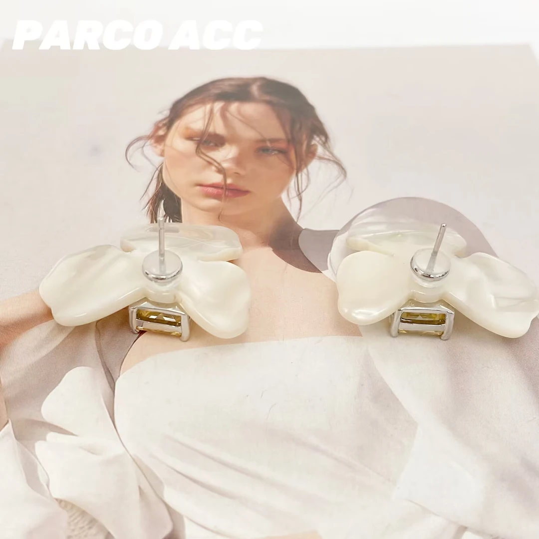 铜合金合成锆石耳饰 三花耳钉